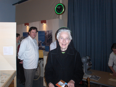 878131 Portret van Zuster Augustines Clementine Kompier (1925) op een van de openingsdagen van de tentoonstelling ...